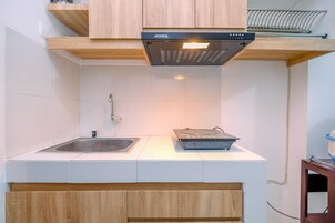 Refrigerador, placa de cocina, lavavajillas, utensilios de cocina