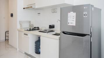 Room | Private kitchen | Fridge, stovetop, cookware/dishes/utensils