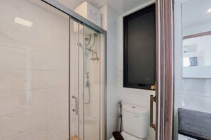 Kamar | Kamar mandi | Shower, perlengkapan mandi gratis,  dan handuk