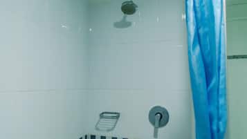 Kamer | Badkamer | Een douche, gratis toiletartikelen, handdoeken