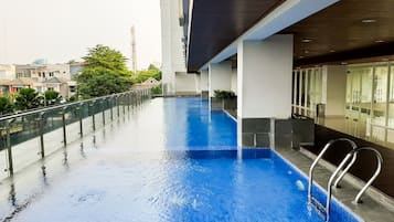 Una piscina al aire libre