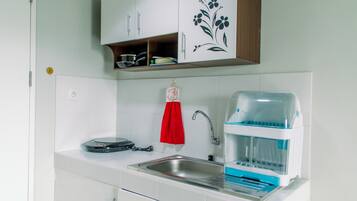 Refrigerador, placa de cocina, utensilios de cocina