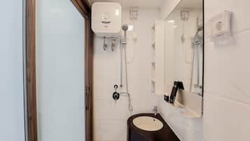 Room | Bathroom | Shower, free toiletries, towels, shampoo
