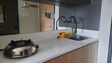 Room | Private kitchen | Fridge, stovetop, cookware/dishes/utensils