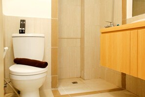Kamer | Badkamer | Een douche, gratis toiletartikelen, handdoeken, shampoo