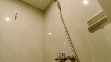 Ducha, artículos de tocador gratuitos, toallas, shampoo