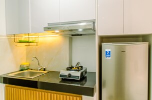 Room | Private kitchen | Fridge, stovetop, cookware/dishes/utensils