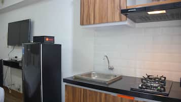 Room | Private kitchen | Fridge, stovetop, cookware/dishes/utensils