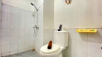 Room | Bathroom | Shower, free toiletries, towels, shampoo