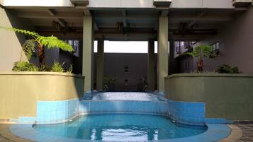 Kolam renang outdoor