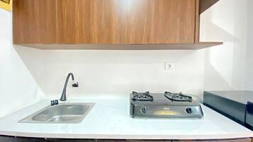Kamar | Dapur pribadi | Lemari es, kompor, peralatan masak/sendok-piring, dan meja makan