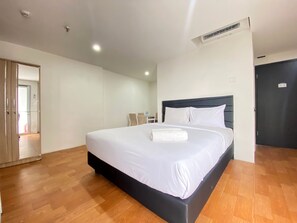 1 bedroom, bed sheets - Spacious Studio Room at Apartment Grand Asia Afrika Residence (Bandung)