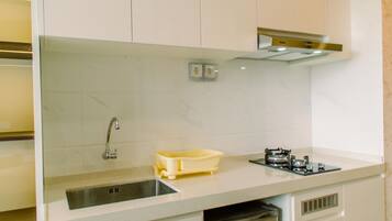 Refrigerador, placa de cocina, utensilios de cocina