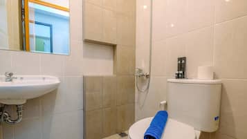 Kamar | Kamar mandi | Shower, perlengkapan mandi gratis, handuk, dan sampo