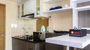 Room | Private kitchen | Fridge, microwave, stovetop, cookware/dishes/utensils