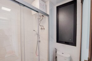 Habitación | Baño | Regadera, amenidades de baño gratuitas, toallas, shampoo 