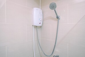Zimmer | Badezimmer | Dusche, kostenlose Toilettenartikel, Handtücher