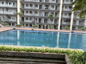 Una piscina al aire libre