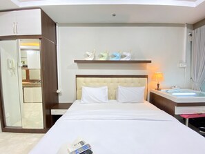Room | 1 bedroom, bed sheets - Comfy Studio Room at Galeri Ciumbuleuit 1 Apartment (Bandung)