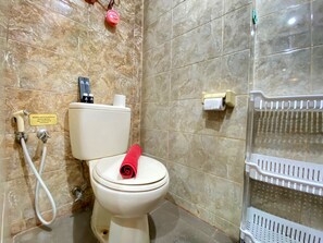 Room | Bathroom | Shower, free toiletries, towels - Comfy Studio Room at Galeri Ciumbuleuit 1 Apartment (Bandung)