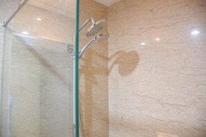 Zimmer | Badezimmer | Dusche, kostenlose Toilettenartikel, Handtücher
