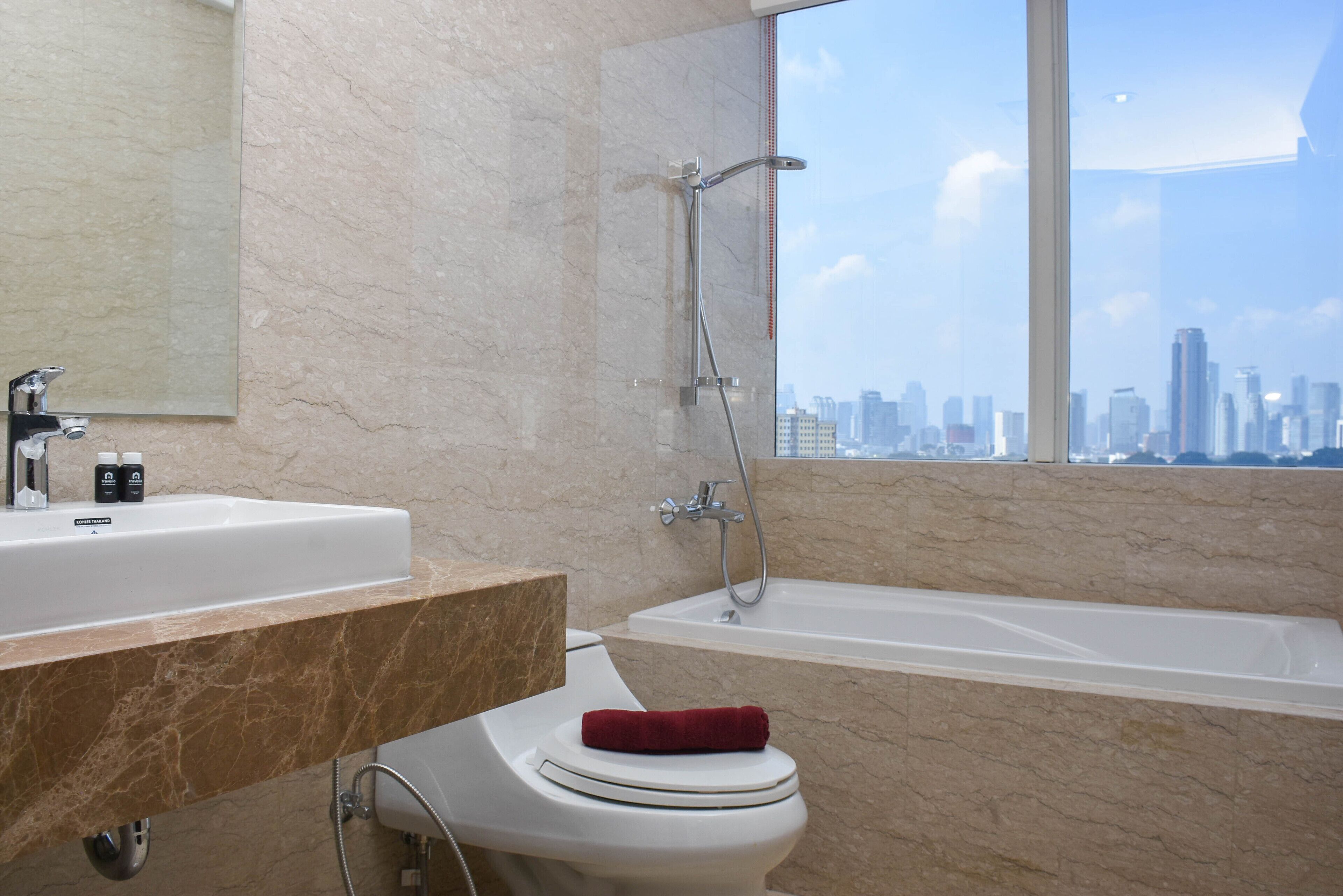 Chambre | Salle de bain | Douche, articles de toilette (gratuits), serviettes fournies
