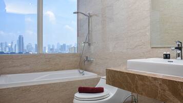 Kamar | Kamar mandi | Shower, perlengkapan mandi gratis, handuk, dan sampo