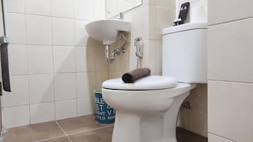 Chambre | Salle de bain | Douche, articles de toilette gratuits, serviettes fournies, shampoing