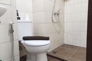 Bathroom - Simply Homey Studio at Vida View Apartment (Makassar)