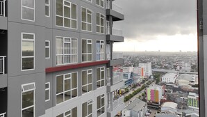 A multi-story building with balconies and large windows. - Simply Homey Studio at Vida View Apartment (Makassar)