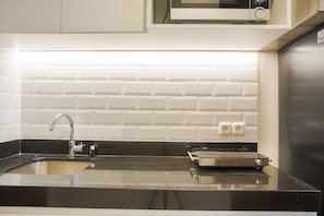 Chambre | Cuisine privée | Réfrigérateur, surface de cuisson, vaisselle et ustensiles