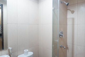 Room | Bathroom | Shower, free toiletries, towels - Dreamy Studio Apartment at Tamansari Papilio (Surabaya)