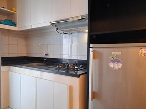 Zimmer | Eigene Küche | Kühlschrank, Herdplatte, Kochgeschirr/Geschirr/Besteck