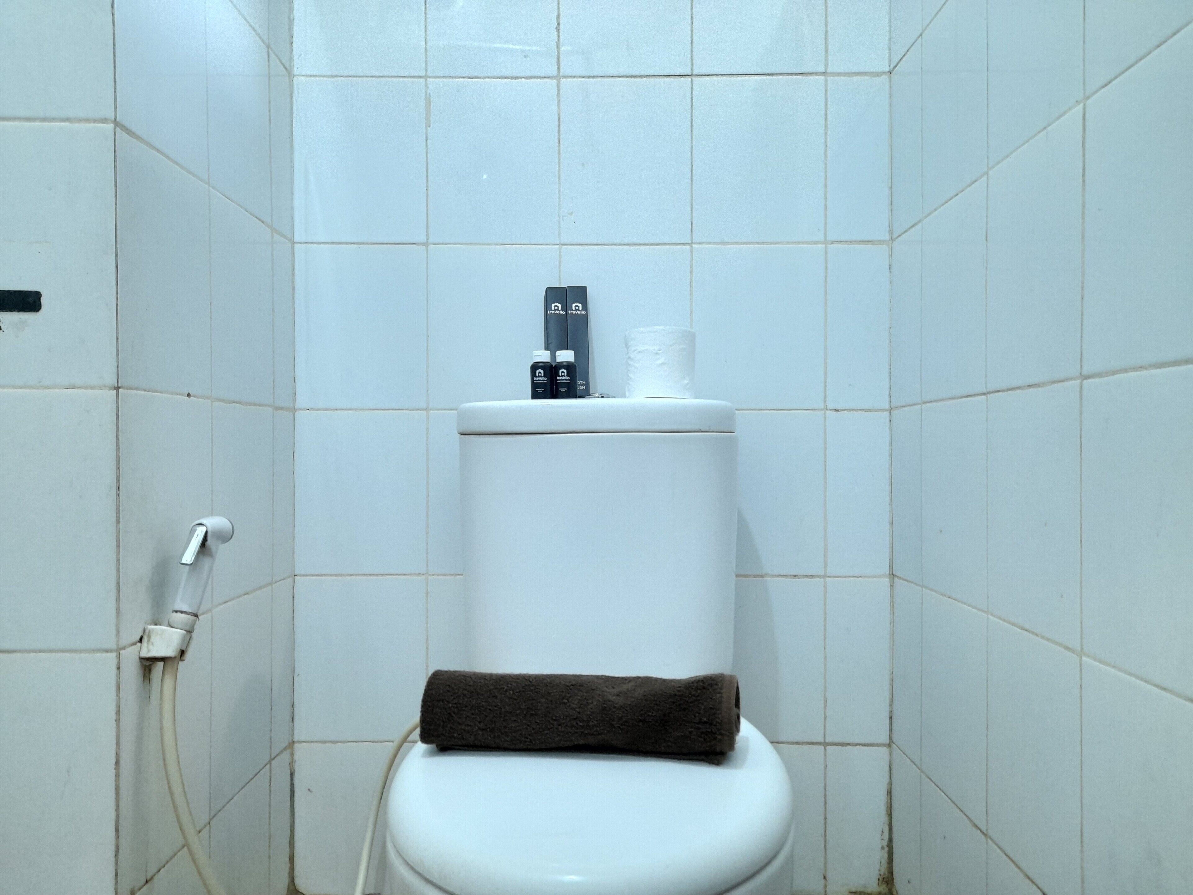 Kamer | Badkamer | Een douche, gratis toiletartikelen, handdoeken, shampoo