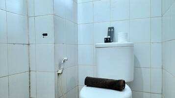 Zimmer | Badezimmer | Dusche, kostenlose Toilettenartikel, Handtücher, Shampoo