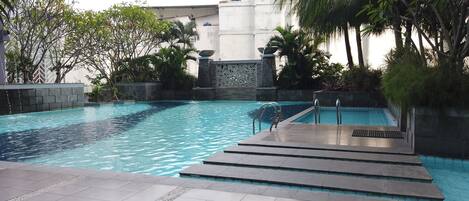 Una piscina al aire libre