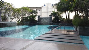 Outdoor pool - Elegant 3BR + 1 Apartment with Private Lift & 80 mbps internet at The Lavande Residence (Jakarta)