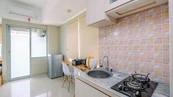 Quarto | Cozinha privada | Geladeira, cooktop, talheres/pratos/utensílios de cozinha