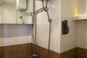 Room | Bathroom | Shower, free toiletries, towels, shampoo