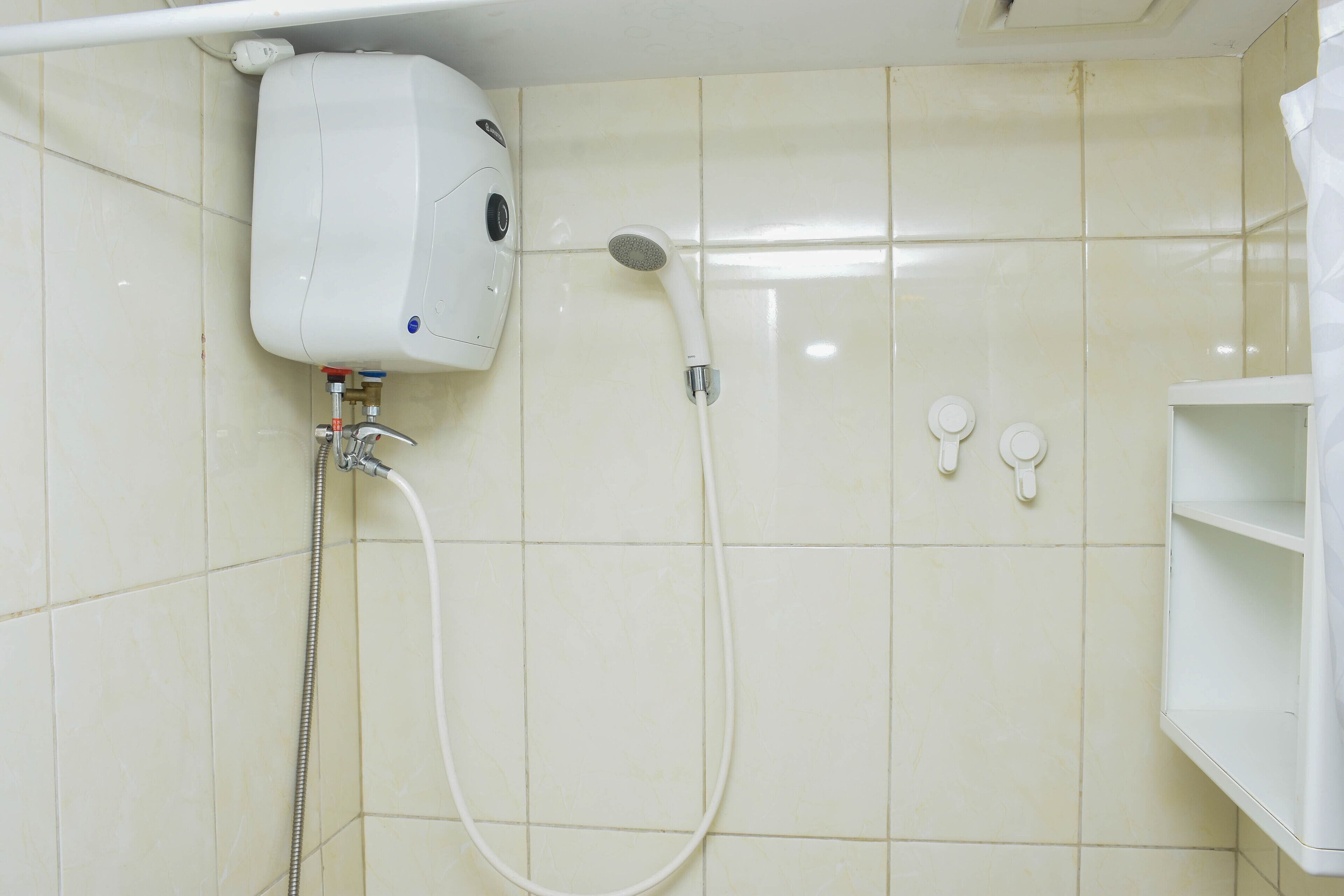 Room | Bathroom | Shower, free toiletries, towels, shampoo