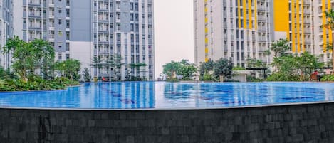 Hồ bơi ngoài trời