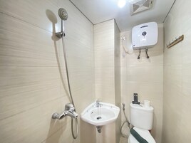 Camera | Bagno | Doccia, set di cortesia gratuito, asciugamani, shampoo