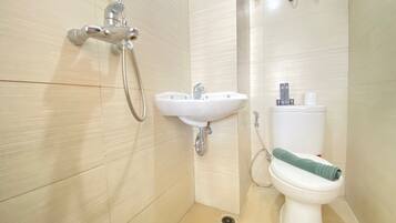 Room | Bathroom | Shower, free toiletries, towels, shampoo