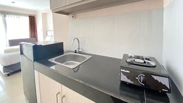 Room | Private kitchen | Fridge, stovetop, cookware/dishes/utensils