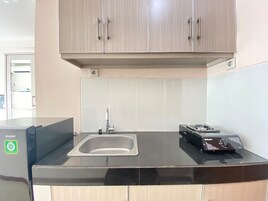 Room | Private kitchen | Fridge, stovetop, cookware/dishes/utensils