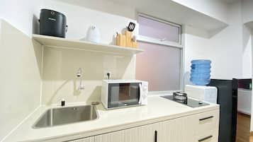 Room | Private kitchen | Fridge, microwave, stovetop, cookware/dishes/utensils