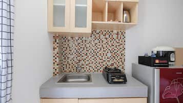 Room | Private kitchen | Fridge, stovetop, cookware/dishes/utensils