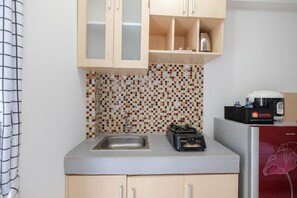 Room | Private kitchen | Fridge, stovetop, cookware/dishes/utensils