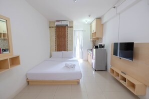 1 bedroom, free WiFi, bed sheets - Homey and Comfort Living Studio Room at Bassura City Apartment (Jakarta)