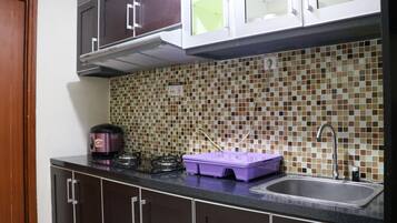 Room | Private kitchen | Fridge, stovetop, cookware/dishes/utensils
